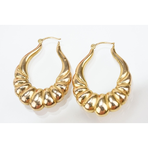 141 - Four pairs of 9ct gold hoop earrings to include a large pair of reeded hoops (hallmarked to posts), ... 