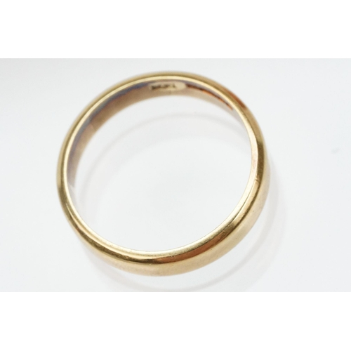 145 - 18ct gold wedding band ring of plain design. Hallmarked Birmingham 1990. Size M.