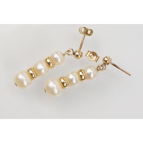 155 - 9ct gold and cultured pearl necklace with a fine gold chain threaded with cultured pearls (hallmarke... 