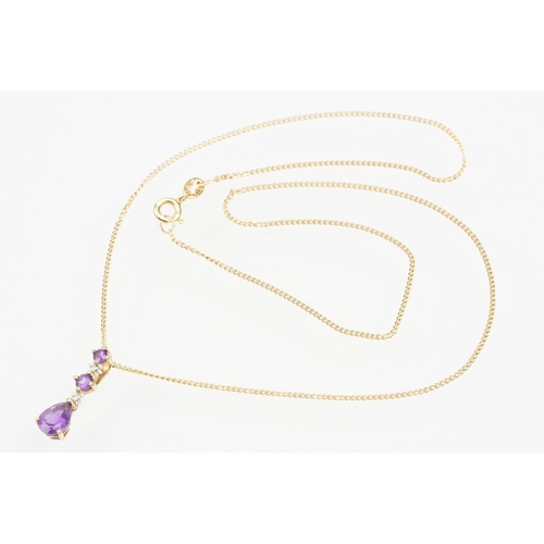 192 - 9ct gold and amethyst pendant necklace having a link chain with three stone pendant drop. Chain with... 