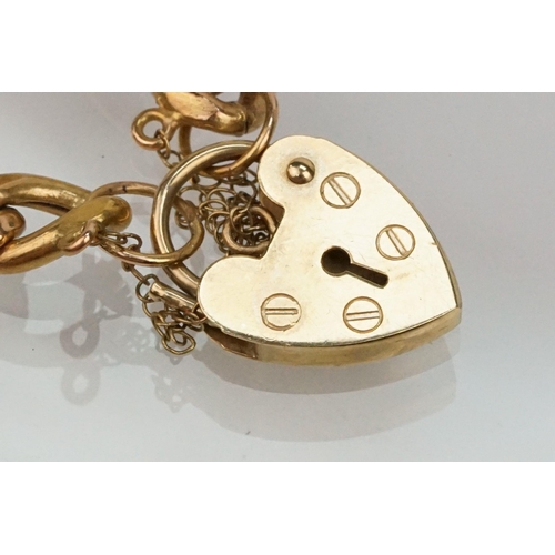 72 - 9ct golf flat curb link bracelet with heart padlock clasp. Hallmarked London 1979 to lock. Measures ... 