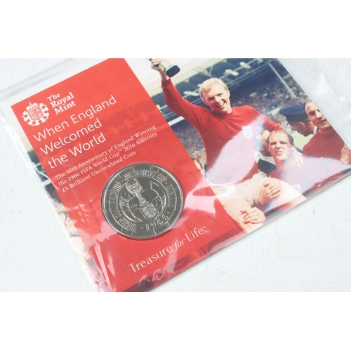 232 - A collection of ten Royal Mint United Kingdom £5 collectors coins to include The Tower of London, Ro... 