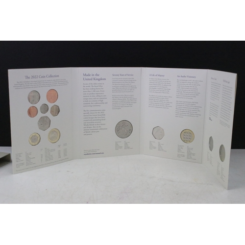 237 - A Royal Mint United Kingdom 2022 brilliant uncirculated annual coin year set together with the 2019 ... 