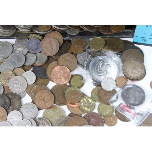 256 - A collection of British pre decimal and decimal coins to include a selection of pre 1947 and pre 192... 