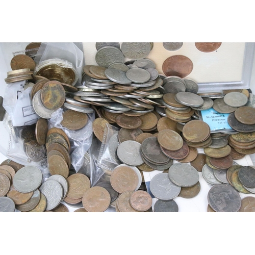 259 - A collection of British decimal and pre decimal coins to include pre 1947 and pre 1920 silver exampl... 