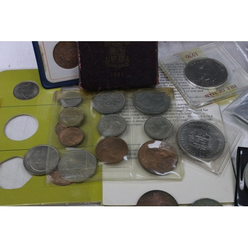 269 - A small collection of mixed coins to include silver, commemorative and uncirculated examples.