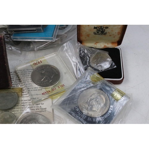 269 - A small collection of mixed coins to include silver, commemorative and uncirculated examples.