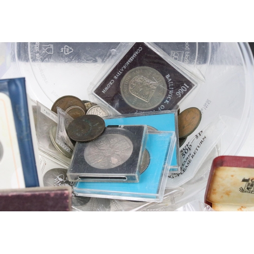 269 - A small collection of mixed coins to include silver, commemorative and uncirculated examples.