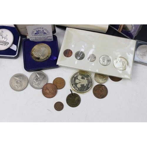 276 - A collection of mixed coins to include Royal Mint annual brilliant uncirculated year sets, coin cove... 