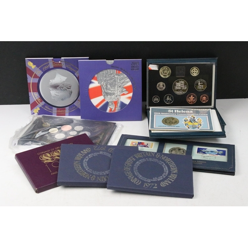 287 - A collection of mainly Royal Mint coin collectors sets to include the 2008 Royal Sheild of Arms year... 