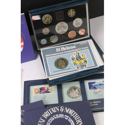 287 - A collection of mainly Royal Mint coin collectors sets to include the 2008 Royal Sheild of Arms year... 