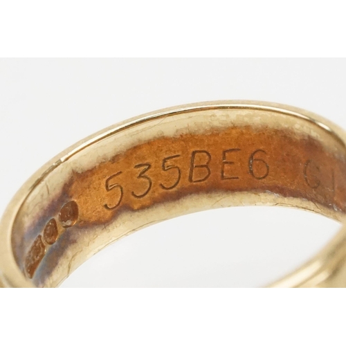 166 - Two 9ct gold rings to include a unengraved signet ring with stepped shoulders (hallmarked Birmingham... 