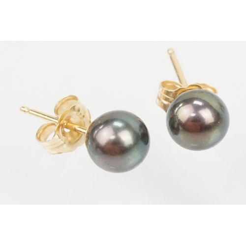 174 - Group of earrings to include a pair of 14ct black cultured pearl stud earrings (marked 585 to posts)... 