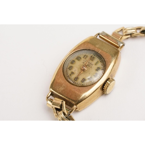 304 - 9ct gold Rotary ladies wrist watch having a round face with arabic numerals to the chapter ring set ... 