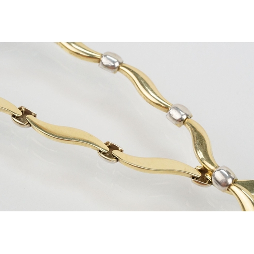 58 - 14ct gold two tone necklace chain with curved design links. Clasp marked 14k. Measures 17.5 inches.