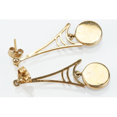 59 - Pair of vintage 9ct gold and onyx drop earrings having pierced details. Hallmarked Birmingham 1982. ... 