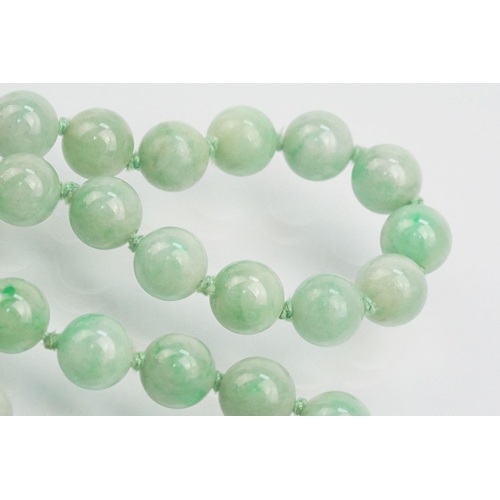 16 - Jade beaded necklace threaded with green jadeite spherical beads with a 9ct gold clasp. Measures 15 ... 