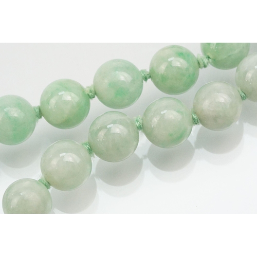 16 - Jade beaded necklace threaded with green jadeite spherical beads with a 9ct gold clasp. Measures 15 ... 