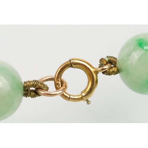 16 - Jade beaded necklace threaded with green jadeite spherical beads with a 9ct gold clasp. Measures 15 ... 