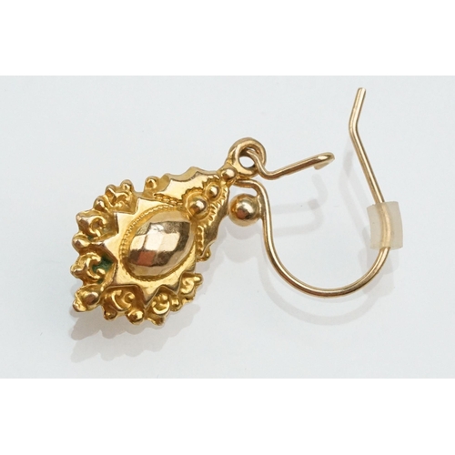 266 - Collection of 9ct gold hoop earrings of various sizes and styles. All marked 375 or hallmarked. Larg... 