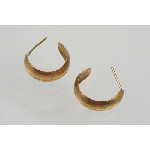 266 - Collection of 9ct gold hoop earrings of various sizes and styles. All marked 375 or hallmarked. Larg... 