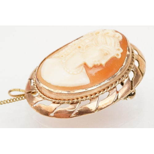 275 - 9ct gold cameo brooch having a carved shell cameo set within a pierced mount. Marked 9ct to verso. M... 