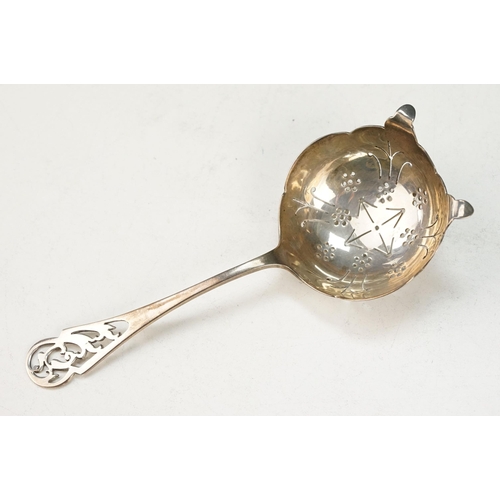 386 - Assorted collection of silver hallmarked items to include four Georgian silver hallmarked teaspoons,... 