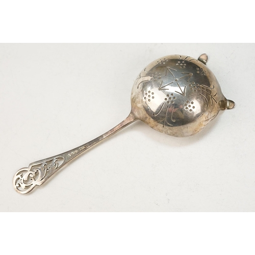 386 - Assorted collection of silver hallmarked items to include four Georgian silver hallmarked teaspoons,... 