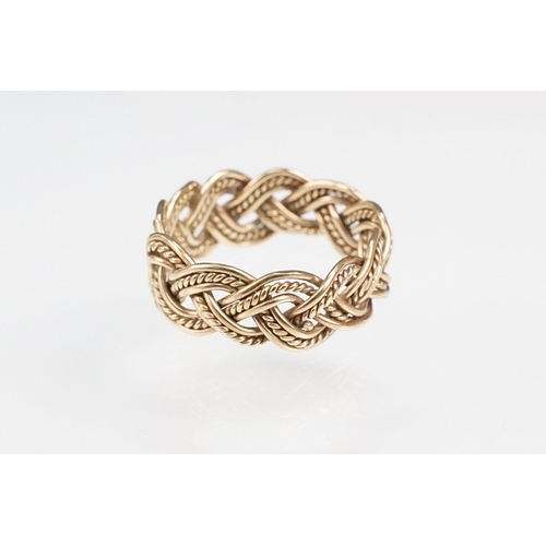 277 - 9ct gold woven band ring of plaited form. Hallmarked Sheffield. Size Q.