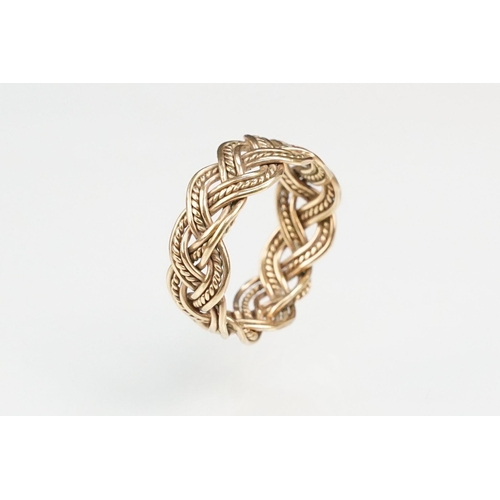 277 - 9ct gold woven band ring of plaited form. Hallmarked Sheffield. Size Q.