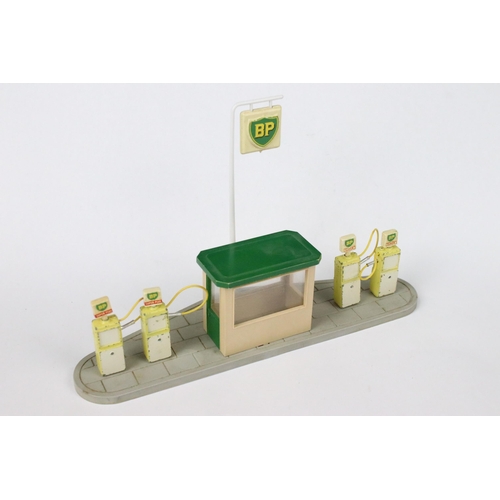 91 - Boxed Dinky 783 Petrol Pump Station BP set, with 4 x diecast petrol pumps (play wear), 4 x BP pump s... 