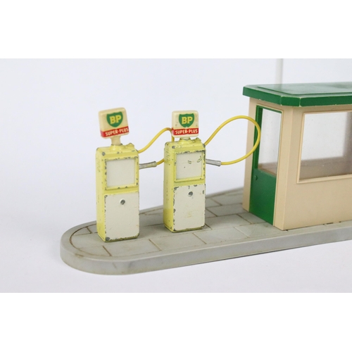 91 - Boxed Dinky 783 Petrol Pump Station BP set, with 4 x diecast petrol pumps (play wear), 4 x BP pump s... 