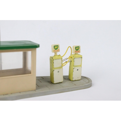 91 - Boxed Dinky 783 Petrol Pump Station BP set, with 4 x diecast petrol pumps (play wear), 4 x BP pump s... 