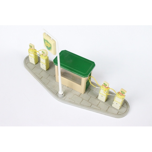 91 - Boxed Dinky 783 Petrol Pump Station BP set, with 4 x diecast petrol pumps (play wear), 4 x BP pump s... 