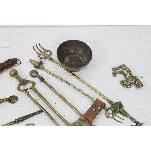 222 - Mixed quantity of antique brass to include bed warming pan with wooden handle, fireside items, ashtr... 