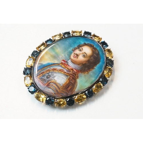 103A - A hand painted Fedoskino miniature brooch from the Didaj collection, black Rhodium and 18k gold over... 