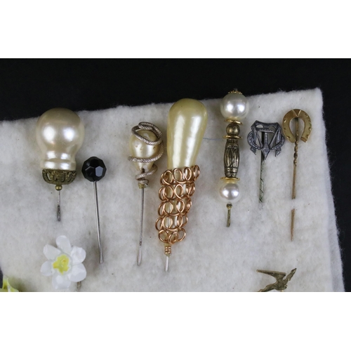 132 - A small collection of vintage and contemporary costume jewellery to include silver examples.