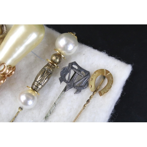 132 - A small collection of vintage and contemporary costume jewellery to include silver examples.