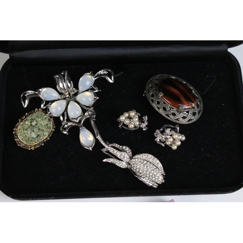 132 - A small collection of vintage and contemporary costume jewellery to include silver examples.