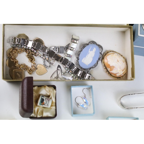 142 - A collection of mainly vintage costume jewellery to include a good selection of cufflinks togerther ... 