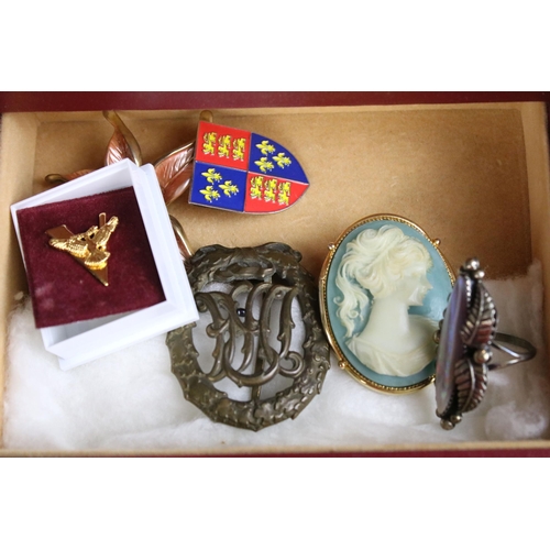 145 - Collection of vintage costume jewellery and watches to include mid century brooches, silver mother o... 