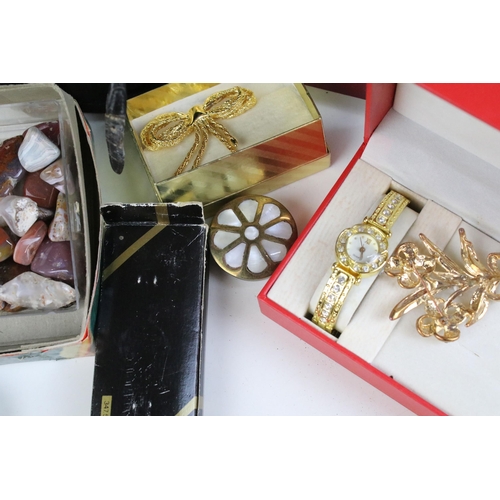 145 - Collection of vintage costume jewellery and watches to include mid century brooches, silver mother o... 