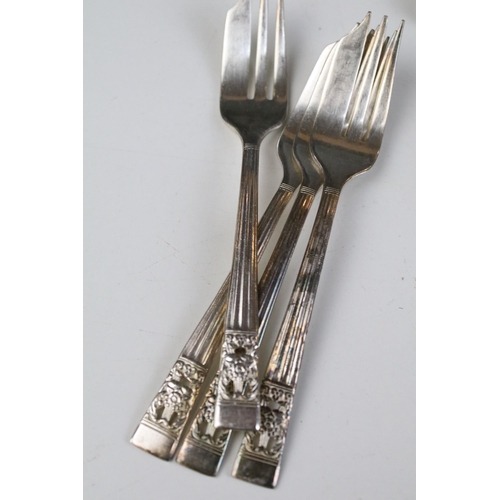 151 - Collection of silver plated flatware / cutlery - to include three mother-of-pearl handled pickle for... 