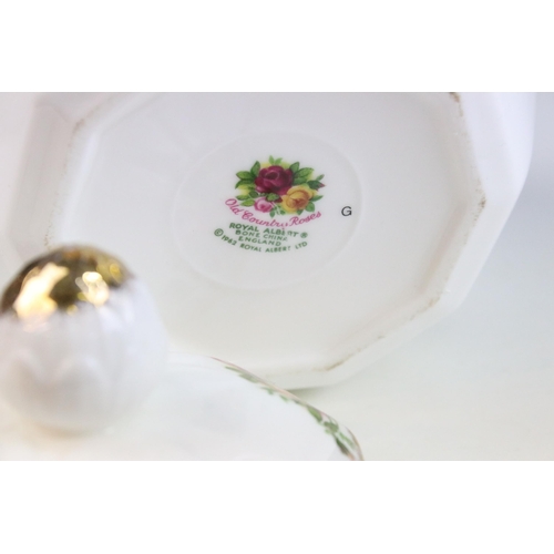 45 - Group of Royal Albert 'Old Country Roses' to include centre piece bowl, diameter 24cm, bulb vase, li... 