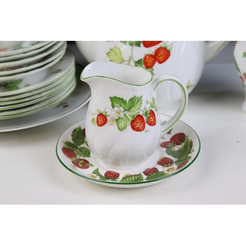 52 - Queen's Rosina China Co Ltd, 'Virginia Strawberry' tea service set, to include tea pot, six side pla... 