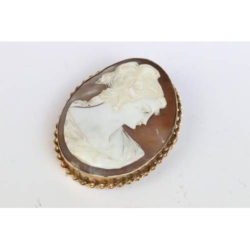 101A - A fully hallmarked 9ct gold mounted cameo brooch together with a second yellow metal mounted example... 