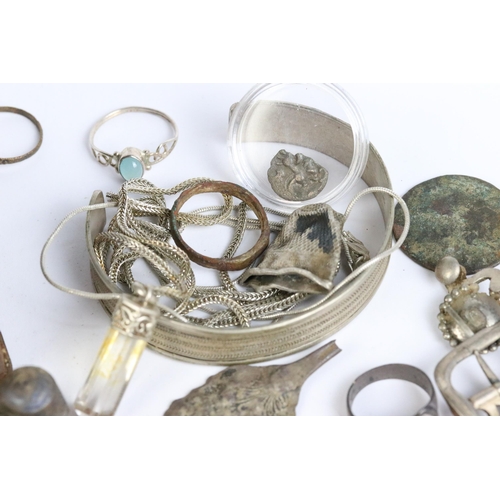 105 - A small group of mixed collectables to include coins and jewellery contained within a vintage tin bo... 