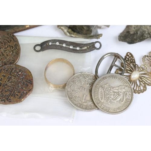 105 - A small group of mixed collectables to include coins and jewellery contained within a vintage tin bo... 