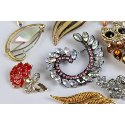 112 - A collection of brooches to include silver