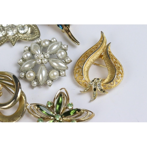 112 - A collection of brooches to include silver